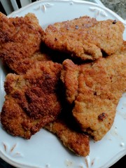 panierte Schnitzel auf Teller