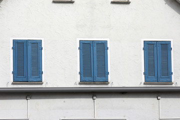 klappläden an einem haus