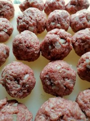 rohe Hackfleischbällchen