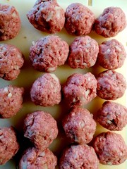 rohe Hackfleischbällchen