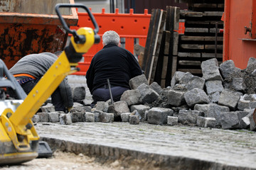 bauarbeiter verlegen steine