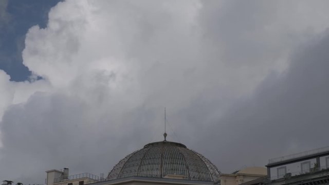 N&aacute;poles. Nubes sobre la c&uacute;pula. Campania, Italia, Europa.