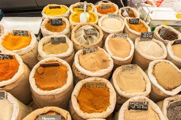Gewürze in Jutesäcken auf einem Markt