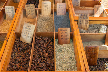 Gewürze auf einem Markt