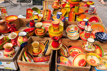 Fototapeta na wymiar Buntes Keramikgeschirr auf dem Markt