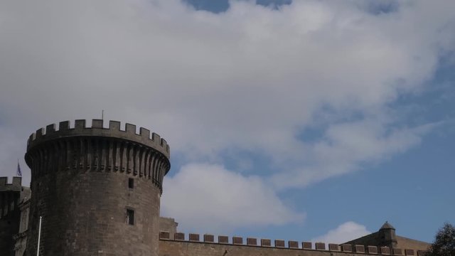 N&aacute;poles. Castel Nuovo, Maschio Angioino, nubes y vuelo de gaviotas. Campania, Italia, Europa.