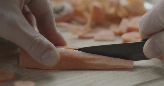 Pelare una carota su un tagliere