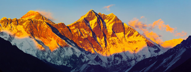 Himalaya au coucher du soleil : pics du Nuptse, Everest, Lhotse (district de Solukhumbu, parc national de Sagarmatha, Népal)