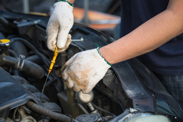Obraz premium Hands of technicians Check Car Engine Oil , selective focus