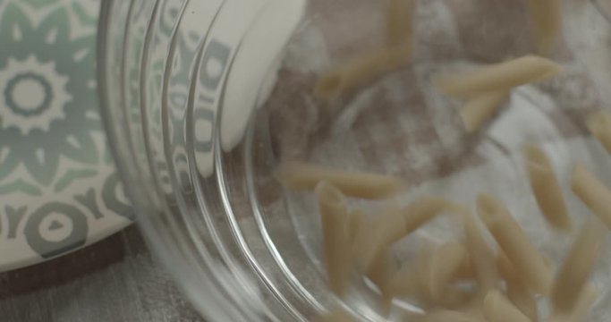 Pasta corta in una terrina
