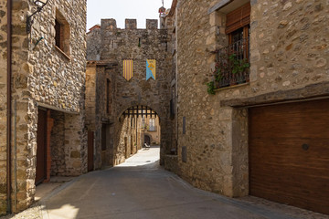 Fototapeta na wymiar Gateway to the walled enclosure of the historic center of Sant Llorenzo of La Muga.