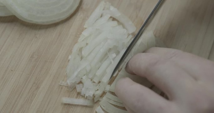 preparare cipolla per soffritto