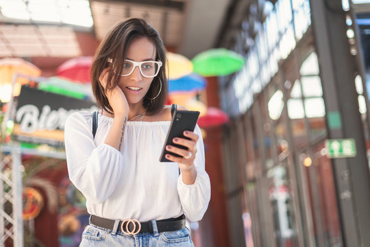 Girl holding and looking to their smartphone