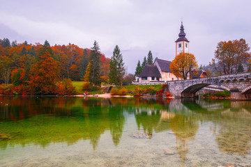 Obraz premium Beautiful autumn colors at Bohinj Lake at sunrise in Triglav National Park