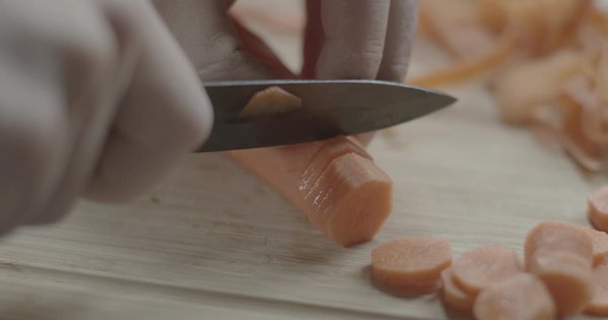 Tagliare una carota su un tagliere