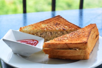 sandwich grilled breads