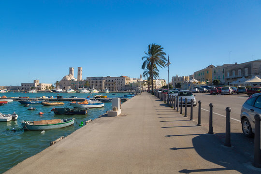 Bellissimo porto di Molfetta dalla banchina e Duomo con due campanili sullo sfondo 