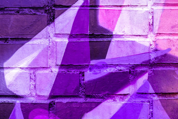 Fototapeta premium Piękne jasne kolorowe graffiti sztuka ulicy tło. Streszczenie kreatywny spray rysujący modne kolory na ścianach miasta. Kultura miejska, tekstura czarna, niebieska, fioletowa, fioletowa, neonowa