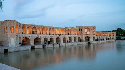 Khaju-brug over Zayandeh-rivier bij schemer met lichten, Isfahan, Iran