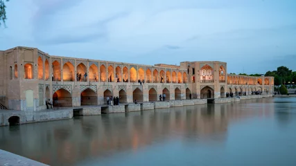Fotobehang Khaju Brug Khaju-brug over Zayandeh-rivier bij schemer met lichten, Isfahan, Iran