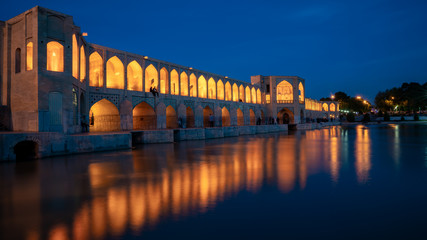 Khaju-brug over Zayandeh-rivier bij schemer met lichten tijdens blauw uur, Isfahan, Iran