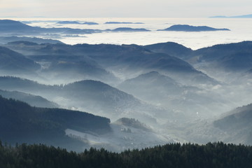 Hügel im Nebel