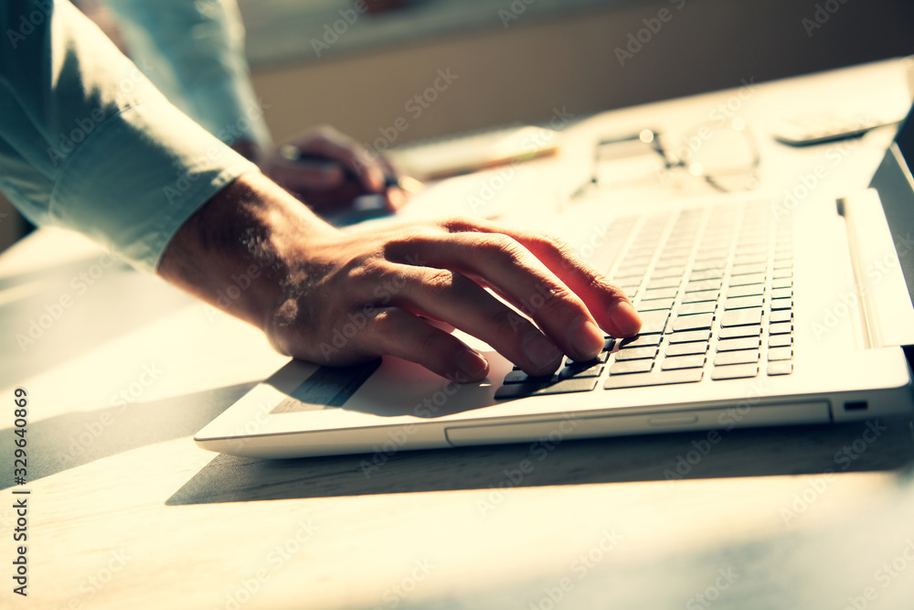 Aufkleber man working in computer