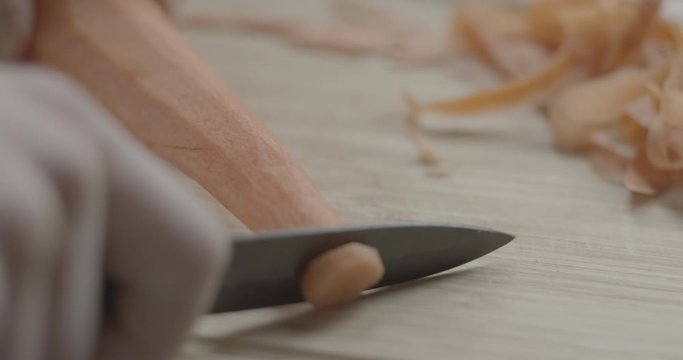 Tagliare una carota su un tagliere