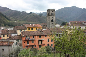Fototapeta na wymiar ancient medieval village seen from above in Borgo a Mozzano