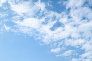 Fototapeta premium Błękitne niebo z białymi chmurami