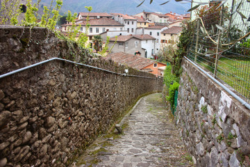 Fototapeta na wymiar ruined paths built in stone and rock in the Tuscan landscape in Borgo a Mozzano in an ancient medieval village