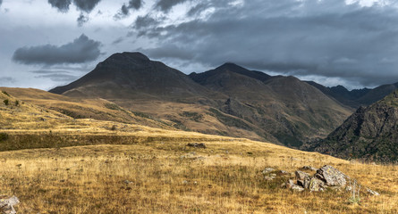 Paisaje de campo alpino y la montaña del Montsent de Pallars con nubes de tormenta (Cataluña, España)