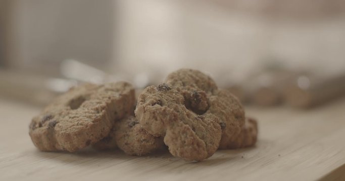 Biscotti rustici su un tavolo