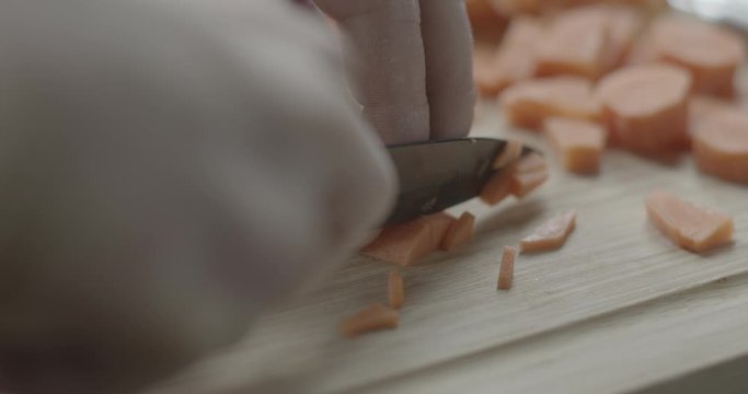 Tagliare una carota su un tagliere