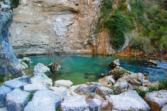 fontaine de vaucluse, parc national du lub&eacute;ron dans le vaucluse