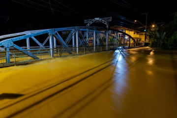 Vista noturna da ponte Raul Soares, centro da cidade de Guarani, estado de Minas Gerais, Brasil, durante enchente do Rio Pomba, em março de 2020