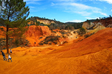 Le Colorado provençal ou ocres de Rustrel, parc national du lubéron dans le vaucluse