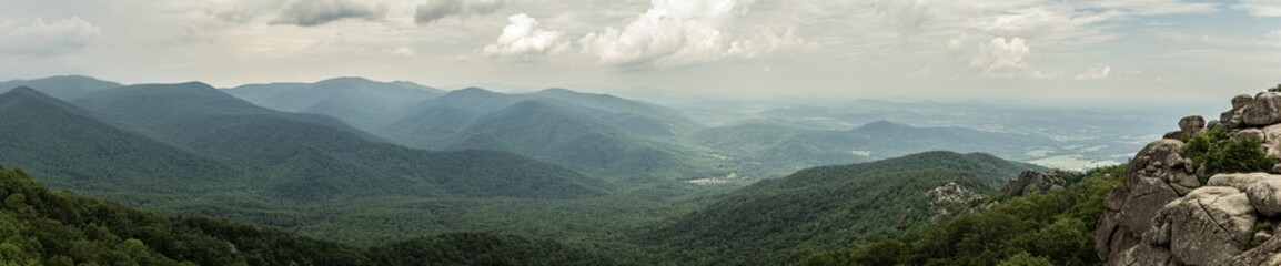 Fototapeta premium Panorama view of hills in nature with forest in Shenandoah at sunny day