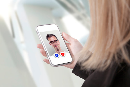 dating app on smartphone sugargirl looks for sugardaddy