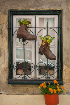 Botas maceta en ventana de lisboa