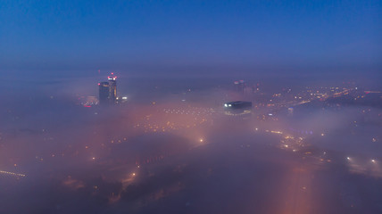 Miasta pokryte mgłą