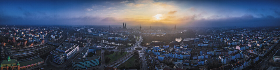 Fototapeta na wymiar Panoramabild - Sonnenaufgang über der Altstadt Lübecks