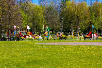 Plac zabaw w parku miejskim - obrazy, fototapety, plakaty