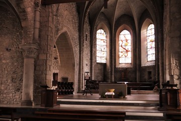 Obraz premium Eglise catholique Saint Jean Baptiste dans La Roche sur Foron construite au 13 ème siècle - ville La Roche sur Foron - Département Haute Savoie - France - Intérieur de l'église