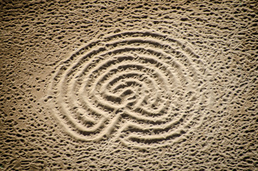 Fototapeta na wymiar Labyrinth-Muster in Sandstrand