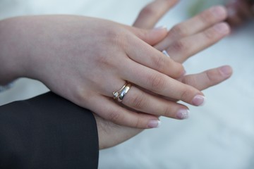 Obraz na płótnie Canvas Dłonie z obrączkami, ślub