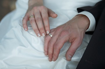 Dłonie z obrączkami, ślub