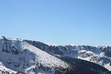 Montaña cubierta de nieve