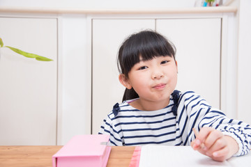 勉強をする小学生の女の子