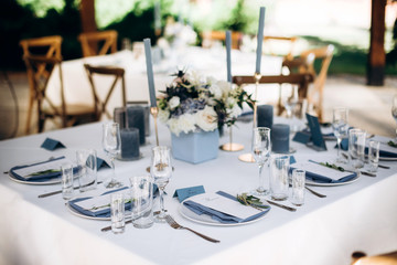 Beeautiful wedding table decoration and decor in blue style